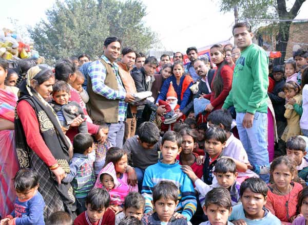 क्रिसमस दिवस पर किए कपडे वितरित