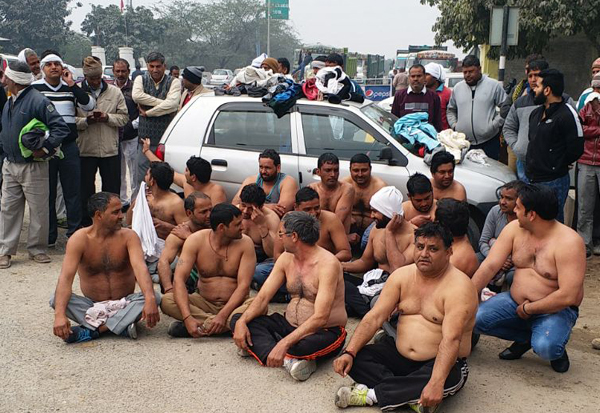 ओवरलोड डम्परों के खिलाफ क्रेशर जोन मालिकों ने अर्धनगन होकर किया प्रदर्शन