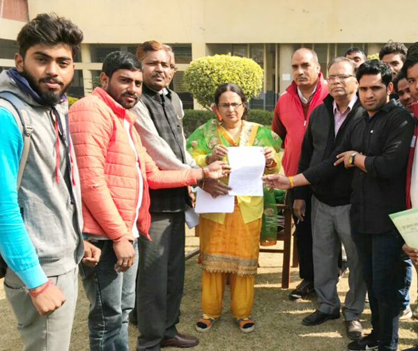 युवा आगाज ने सौंपा नेहरू कॉलेज प्राचार्या को ज्ञापन