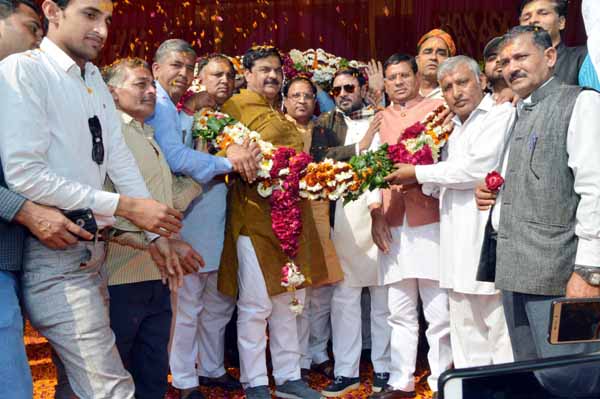 होली मिलन समारोह में क्षेत्र की जनता संग जमकर थिरके विधायक टेकचंद शर्मा