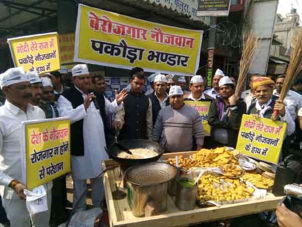 धर्मबीर भडाना के नेतृत्व में पकौड़े बेचकर किया रोष प्रकट