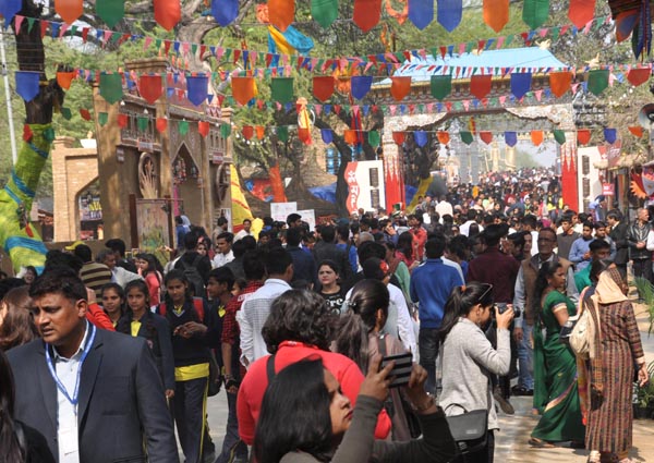 वीकेंड शुरू, शनिवार-रविवार को एक लाख से अधिक दर्शकों के पहुँचने का अनुमान