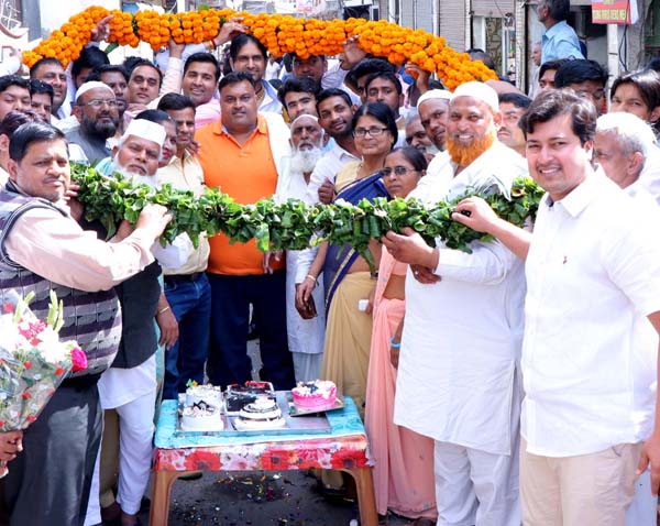 समर्थकों ने धूमधाम से मनाया कांग्रेसी नेता लखन सिंगला का जन्मदिवस