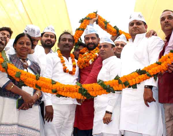 गिर्राज शर्मा सहित अन्य हजारों समर्थक आप में शामिल