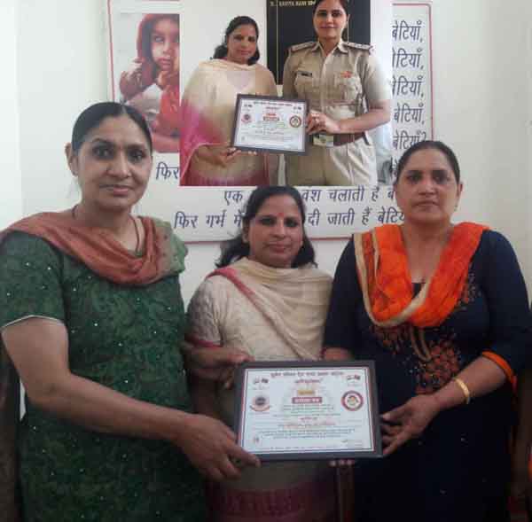 महिला दिवस पर महिला पुलिस अधिकारियों को किया सम्मानित