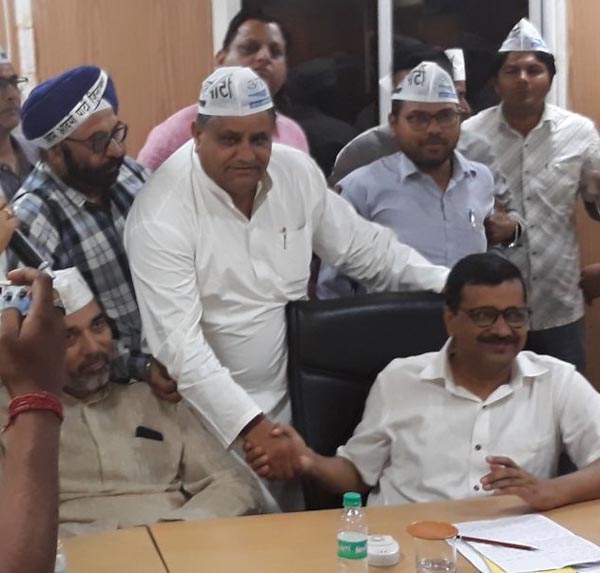 आप नेता धर्मबीर भड़ाना सैंकड़ों कार्यकर्ताओं को लेकर अरविंद केजरीवाल से मिले