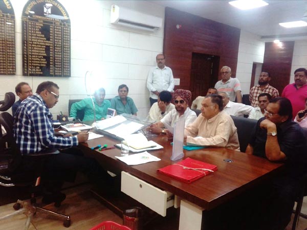 बाजारों में व्याप्त समस्याओं को लेकर आयुक्त से मिला व्यापार मंडल का प्रतिनिधि मंडल