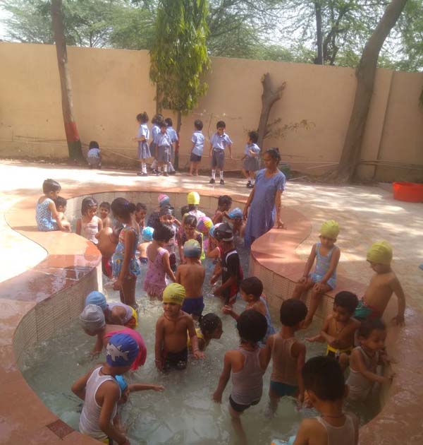 सूरजकुंड इंटरनेशनल स्कूल में नन्हे मुन्ने बच्चो के लिए स्प्लैश पूल एक्टिविटी का आयोजन