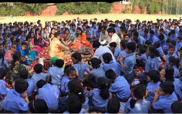सूरजकुंड इंटरनेशनल स्कूल में हवन का आयोजन किया