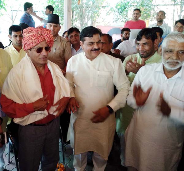 विधायक टेकचंद शर्मा ने किया नवनिर्वाचित राज्यसभा सांसद का जोरदार स्वागत