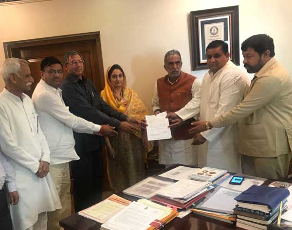 बूचडख़ाने हटाने की मांग को लेकर खाद्य प्रसंस्करण उद्योग मंत्री हरसिमरत कौर से मिले ग्रामीण