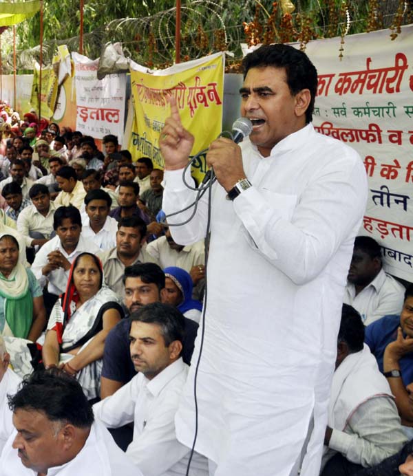 कर्मचारियों के अधिकारों का हनन कर रही भाजपा सरकार : ललित नागर