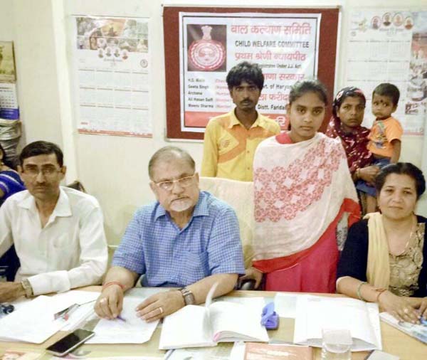 एच.एस. मलिक के अथक प्रयास से बिछड़ी लडक़ी मिली अभिभावकों से