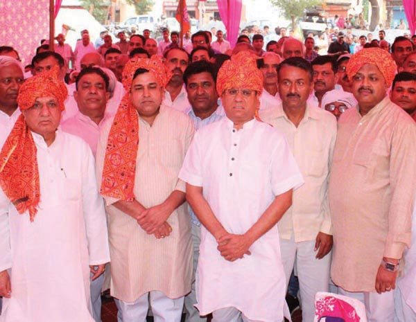वरिष्ठ नेता राजेश नागर का पगडी पहनाकर स्वागत
