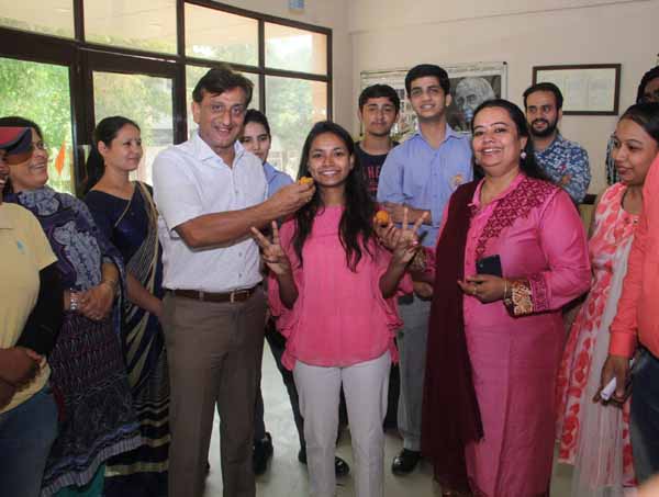 सूरजकुंड इंटरनेशनल स्कूल के 12 वी कक्षा का रहा 100 % रिजल्ट'
