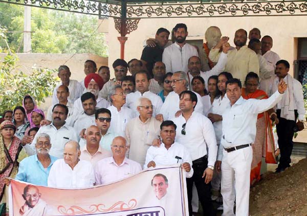जिले के कांग्रेसियों ने श्रद्धापूर्वक मनाई पूर्व प्रधानमंत्री स्व. राजीव गांधी की पुण्यतिथि