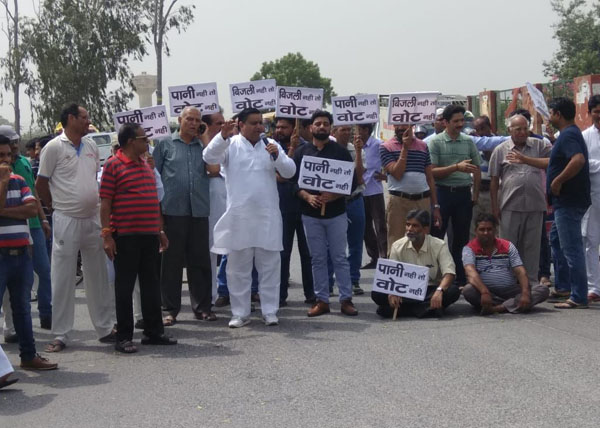 पानी के लिए हा-हाकार, सैक्टर-21डी निवासियों ने किया विधायिका के घर का घेराव