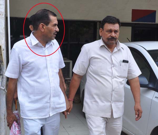 आरोपी पुलिस अधिकारी रिश्वत लेता हुआ रंगे हाथों गिरफ्तार