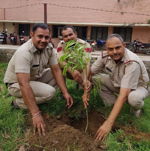 थाना N.I.T SHO अर्जुन राठी ने किया पौधारोपण