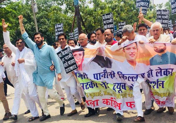 सरकार के खिलाफ कांग्रेसियों ने मुख्यालय पर फोड़े मटके