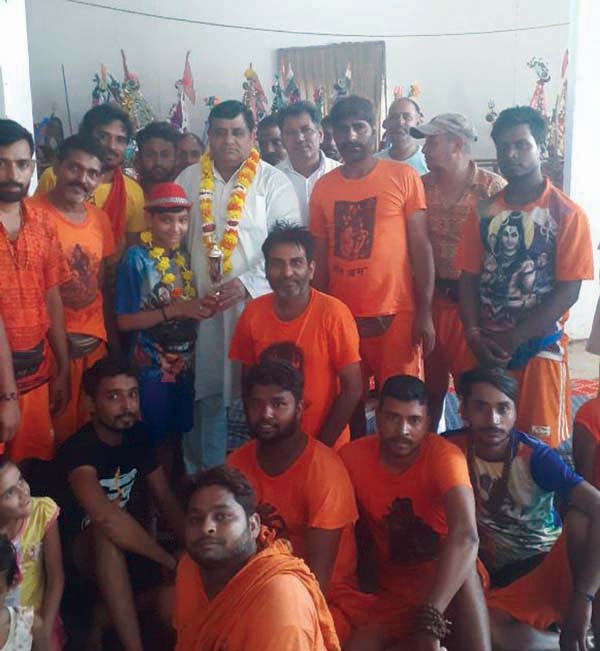15 वर्षीय शिव भक्त को धर्मबीर भड़ाना ने स्मृति चिन्ह् देकर किया सम्मानित