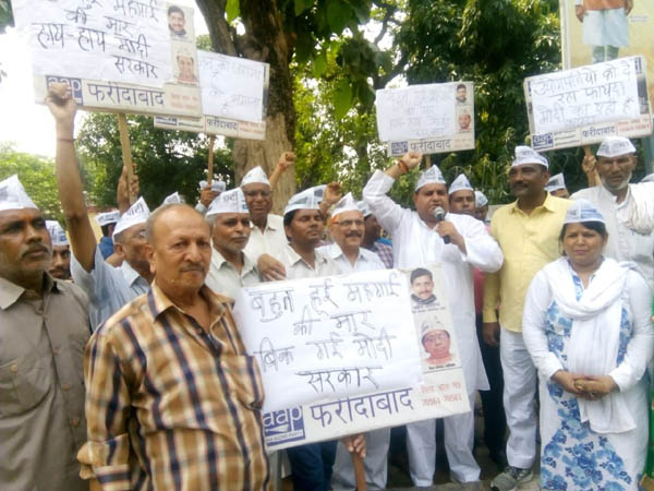 डीजल व पैट्रोल के बढ़े दामों को लेकर प्रधानमंत्री का पुतला फूका