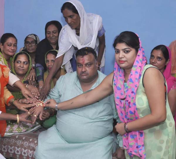 महिला कार्यकर्ताओं के बुलावे पर राखी बंधवाने पहुंचे लखन सिंगला