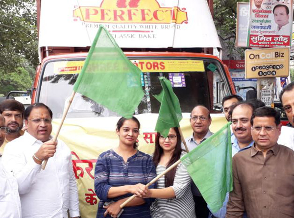 उद्योगपति एचके बत्रा द्वारा दी गई खाद्य सामग्री के ट्रकों को हरी झंडी दिखाकर किया रवाना