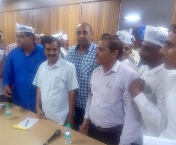 भाजपा को झटका, विजय गुर्जर ‘आप’ में शामिल