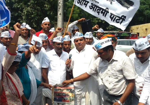 महिलाओं के प्रति बढ़ते अपराधों को लेकर फूका मुख्यमंत्री का पुतला