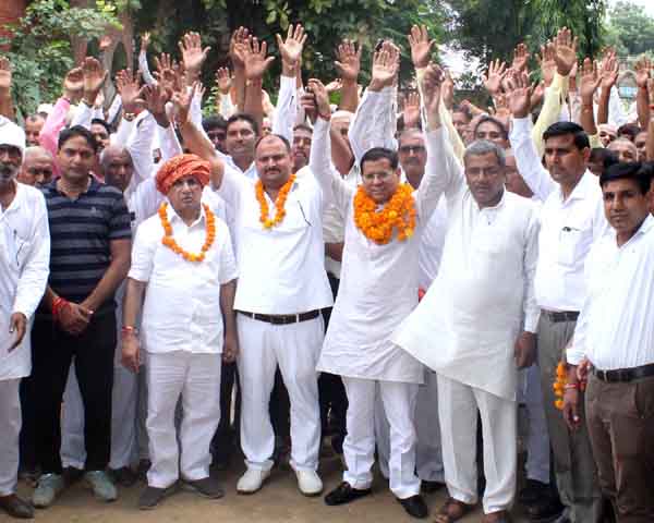 भाजपा नेता राजेश नागर ने सुना ग्रामीणों की समस्याओ को