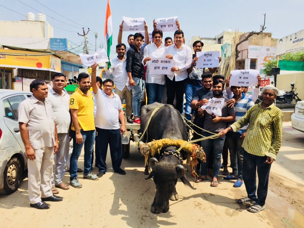 युवक कांग्रेस ने भैंसा बुग्गी पर बैठ किया केंद्र सरकार के खिलाफ प्रदर्शन