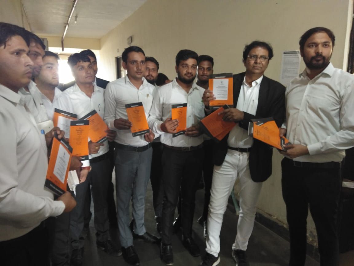 एडवोकेट पाराशर ने वकीलों को रजिस्ट्रेशन एक्ट किताबें बांटी निशुल्क
