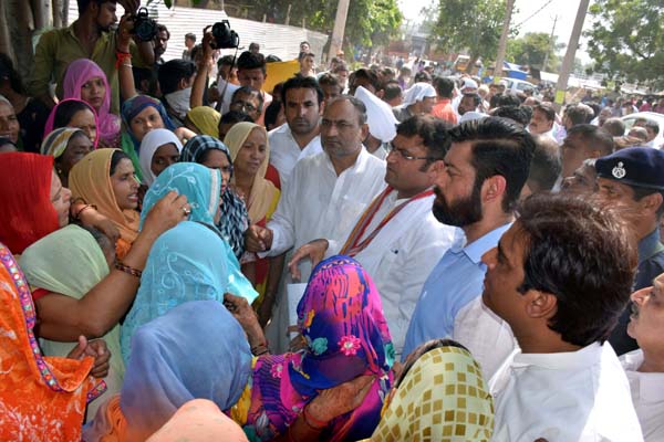 भूमाफियाओं के हाथों में खेल रही है भाजपा सरकार : अशोक तंवर