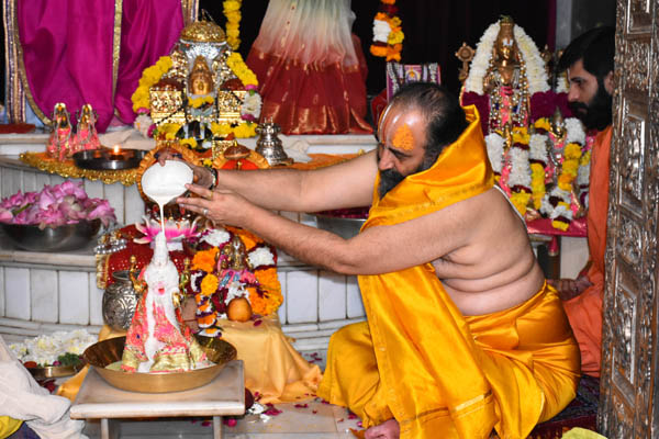 श्री सिद्धदाता आश्रम में लक्ष्मीजी का अभिषेक