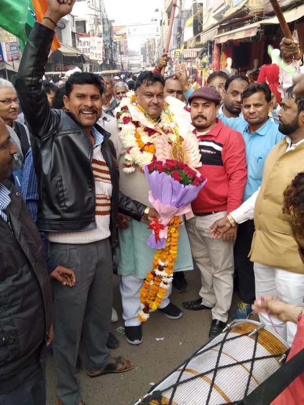कांग्रेस की बम्पर जीत पर ओल्ड फरीदाबाद की मार्केट में खिलाए लड्डू