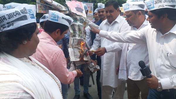 आम आदमी पार्टी ने फूका मुख्यमंत्री का पुतला