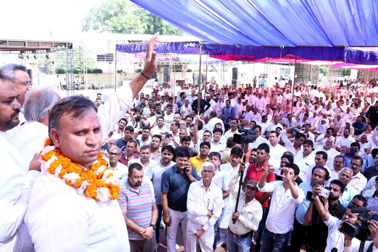 काँग्रेस नेता विजय प्रताप ने भरा नामांकन