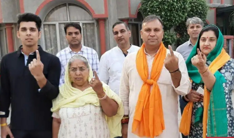 कॉंग्रेस प्रत्याशी विजय प्रताप ने परिवार सहित किया मतदान