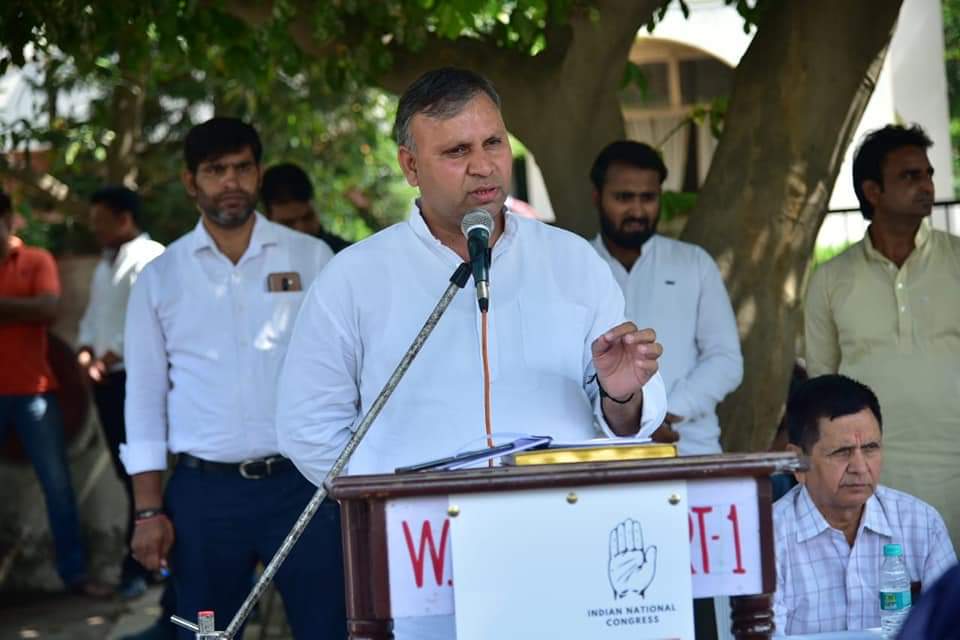 बीजेपी विधायक के प्रति नाराजगी का लाभ मिल रहा है कांग्रेस प्रत्याशी विजय प्रताप को