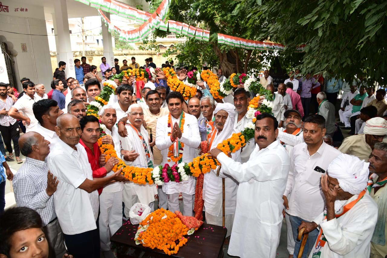 कांग्रेस प्रत्याशी को जनसंपर्क अभियान के तहत गांवों में मिला अपार जनसमर्थन