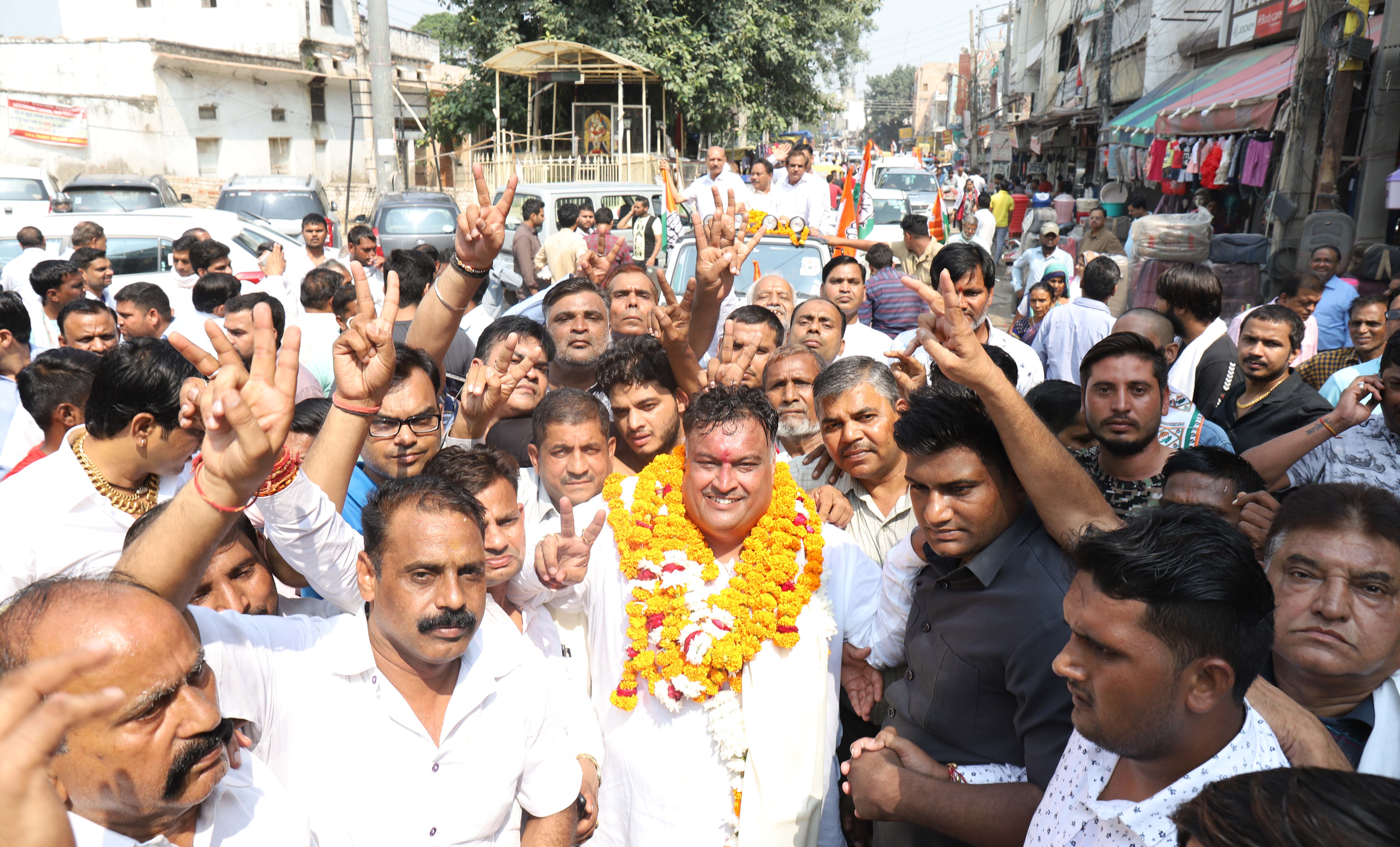 कांग्रेस प्रत्याशी ने ओल्ड फरीदाबाद मार्किट शो निकाल भरा अपना नामांकन