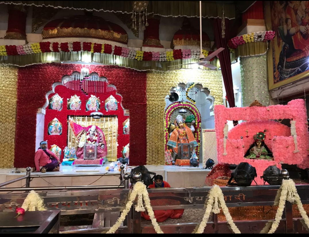 सोशल डिस्टेंस के साथ वैष्णोदेवी मंदिर में मनाई गई जन्माष्टमी